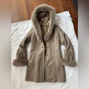 Beautiful coat with real fox fur detail in taupe color. Never used. Size M